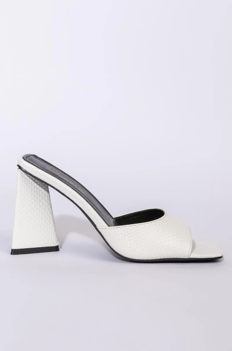 AZALEA WANG WORK FOR IT CHUNKY SANDAL IN WHITE
