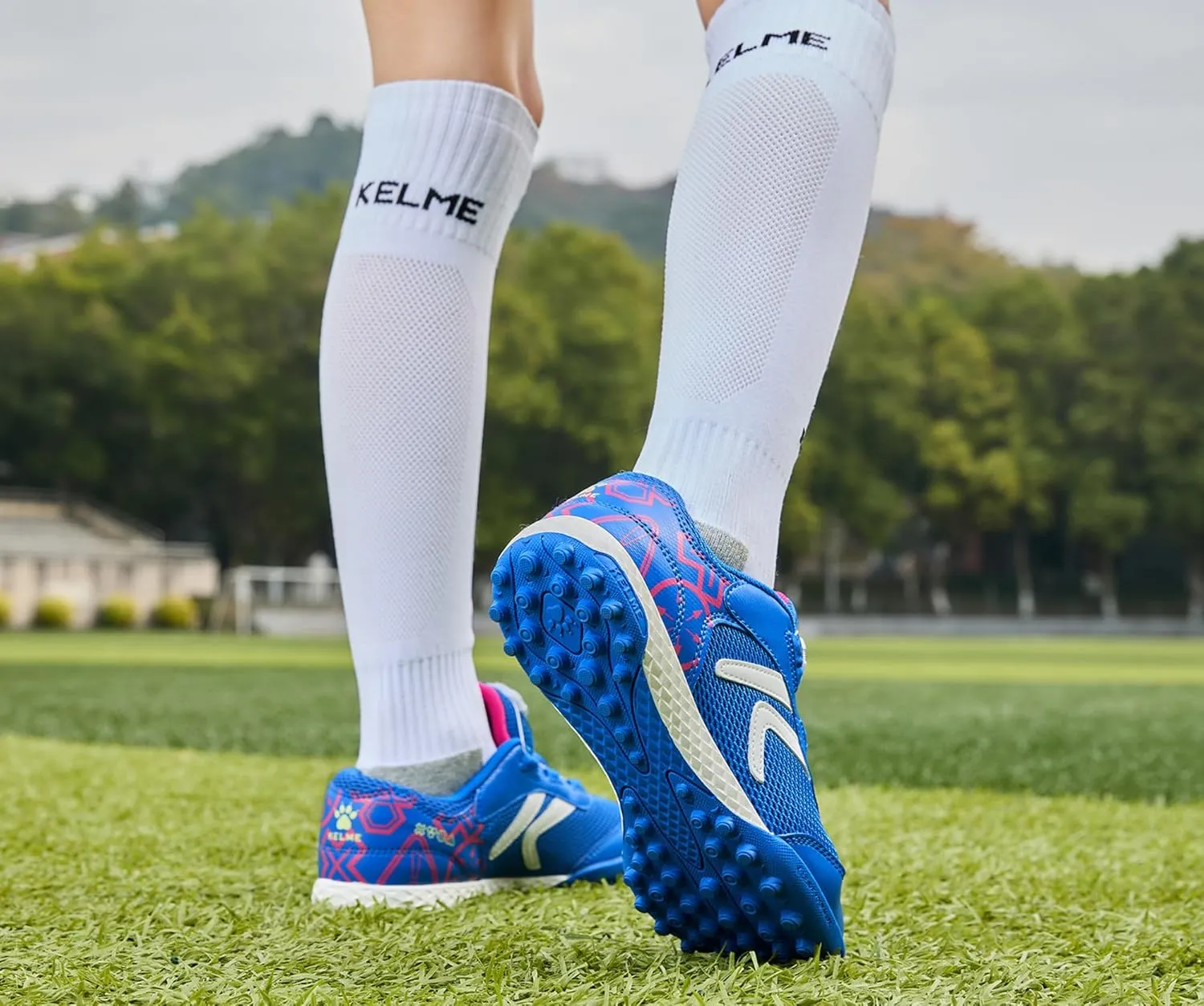 KELME Kids' Indoor Soccer Cleats, Breathable Mesh Turf Futsal Shoes, Turn-Lock, Boys Girls Football Baseball Softball Sneaker for Little/Big Kid